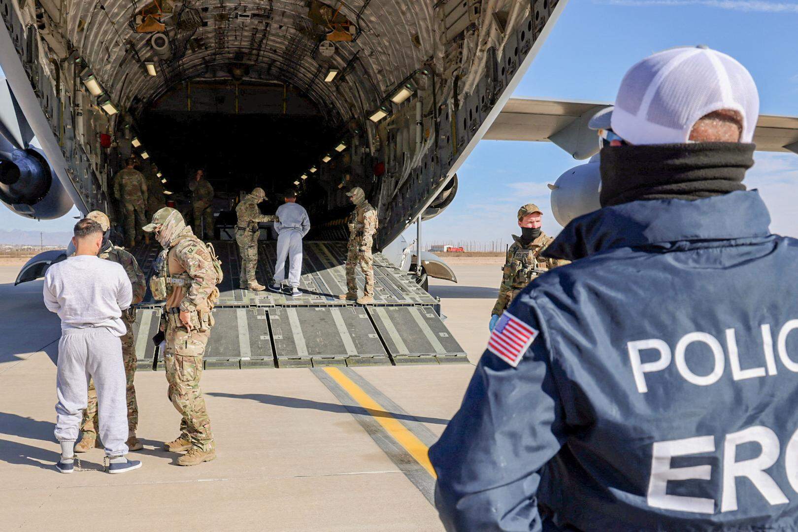 Migranten zonder papieren worden op het vliegtuig gezet richting Guantanamo, op 4 februari.