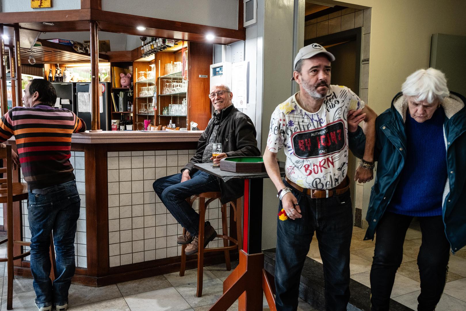 202505, copyright Kristof Vadino, Strepy, Strepy, dorp, sluis, voor boten, vrachtverkeer, Maison du Peuple, Bart sprak met man aan de toog die in lens kijkt