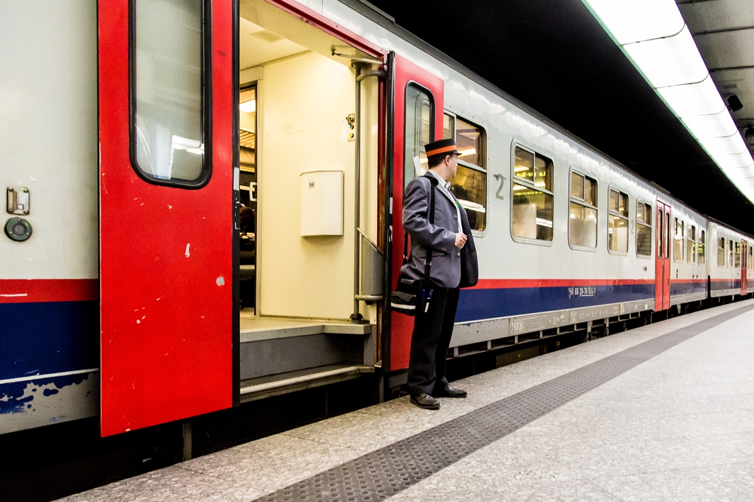 Chefs treinbegeleiders mogen zelf kaartjes knippen | De Standaard