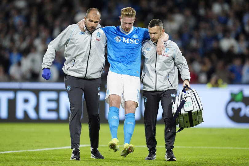 Kevin De Bruyne verlaat met een spierscheur het veld. 