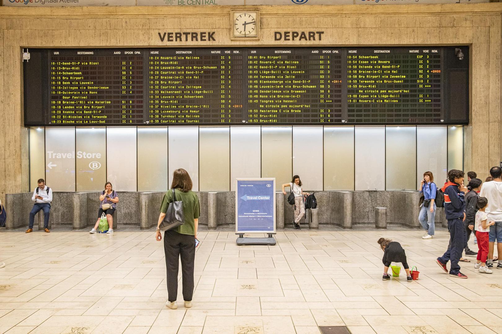In Brussel-Centraal zijn de loketten herleid tot vensterbanken om tegen te hangen.