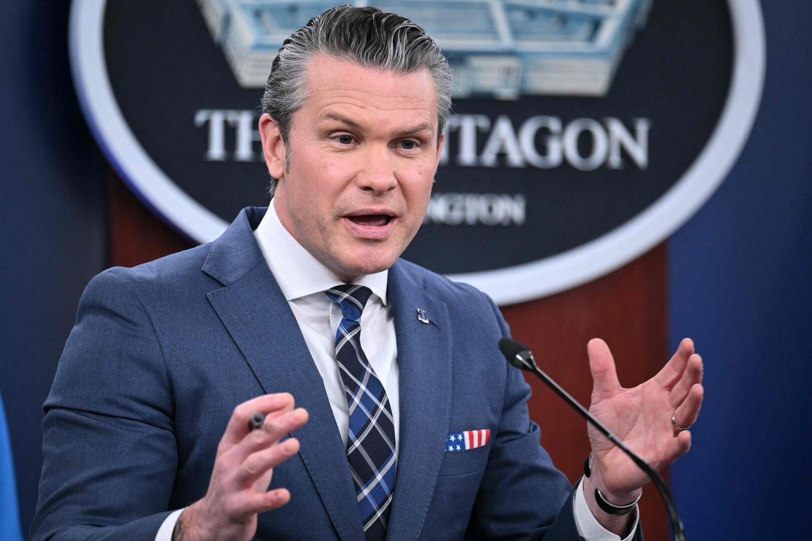 Minister van Defensie Hegseth vraagt 200 miljard dollar extra voor oorlog in Iran: “Als je slechteriken wil doden, dan heb je geld nodig”|De Standaard
