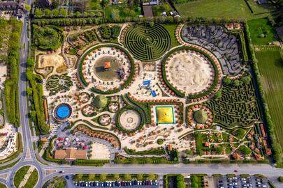 Een luchtbeeld van het zuidelijke deel van het park, met doolhoven en een waterpark als Colosseum (links).
