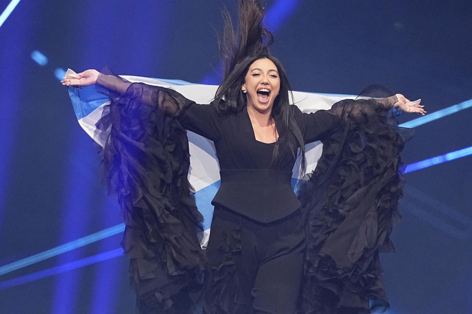 Yuval Raphael tijdens de vlaggenparade in de finale.