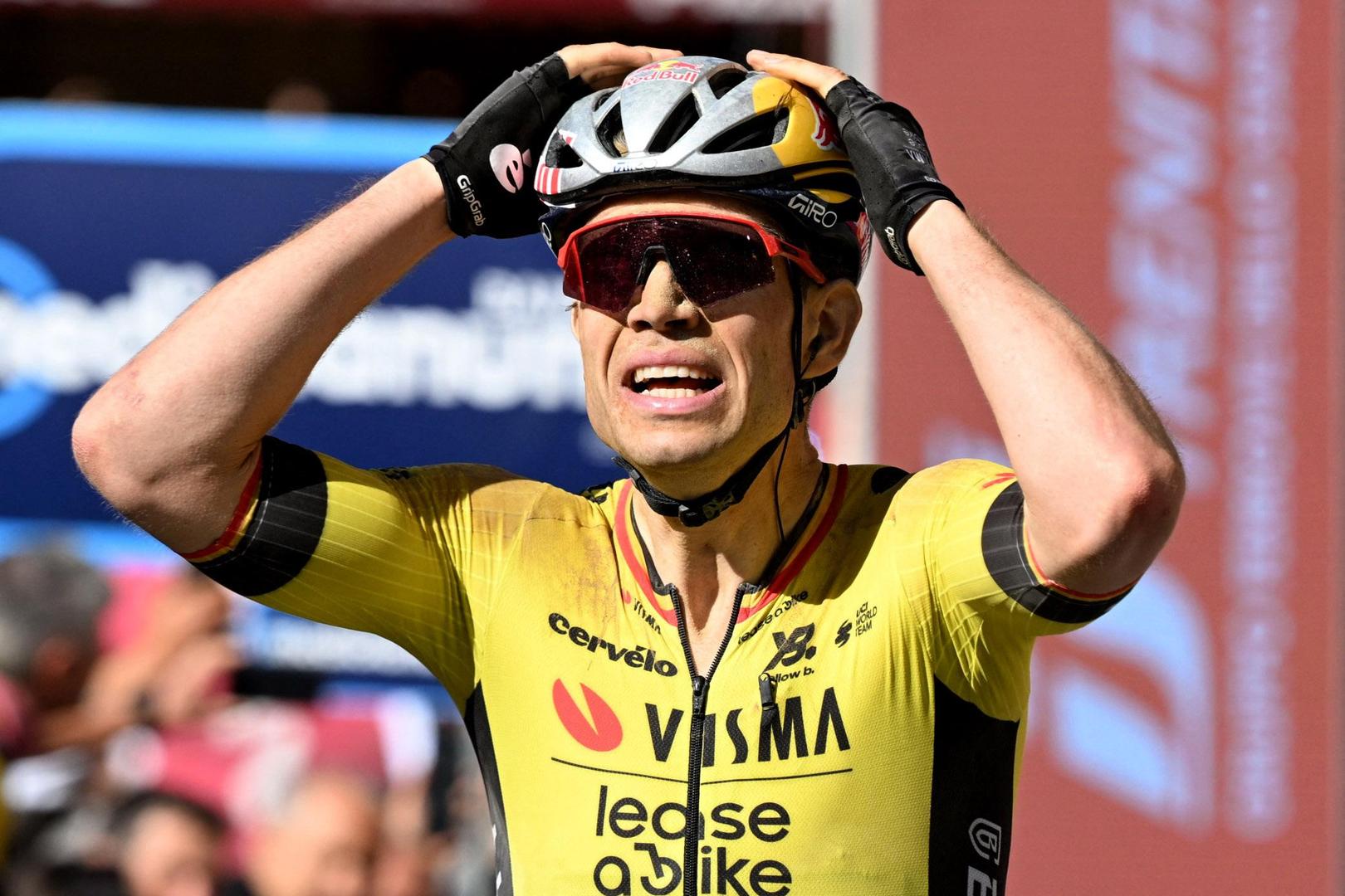 Wout van Aert verslaat Isaac Del Toro in de slotmeters en vervolledigt zo zijn trilogie van ritoverwinningen in de grote rondes
