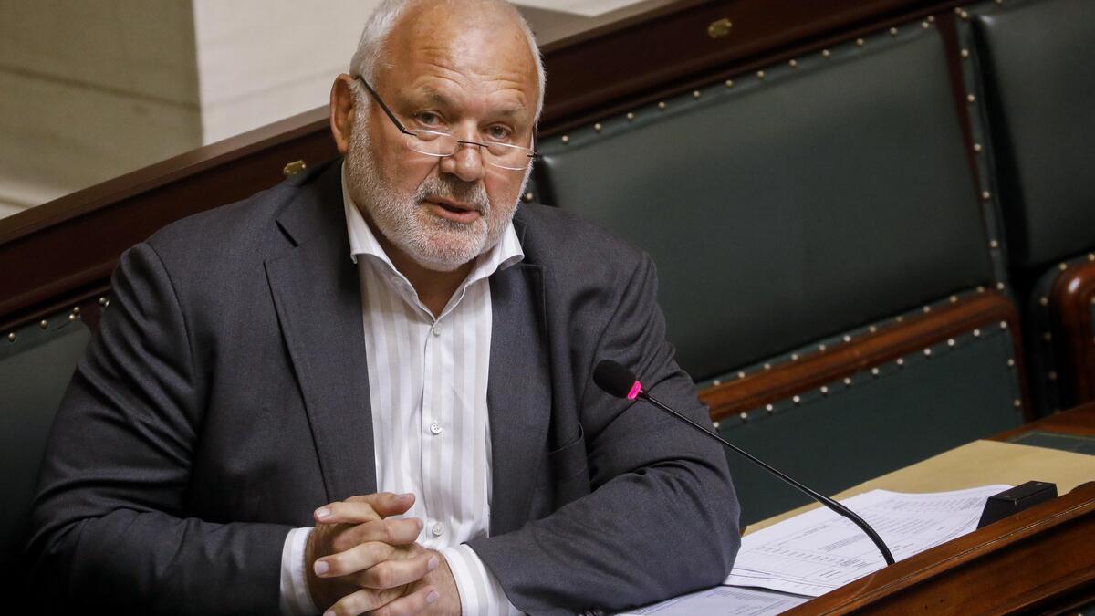 デデッカーは議会に飲み物を与えます