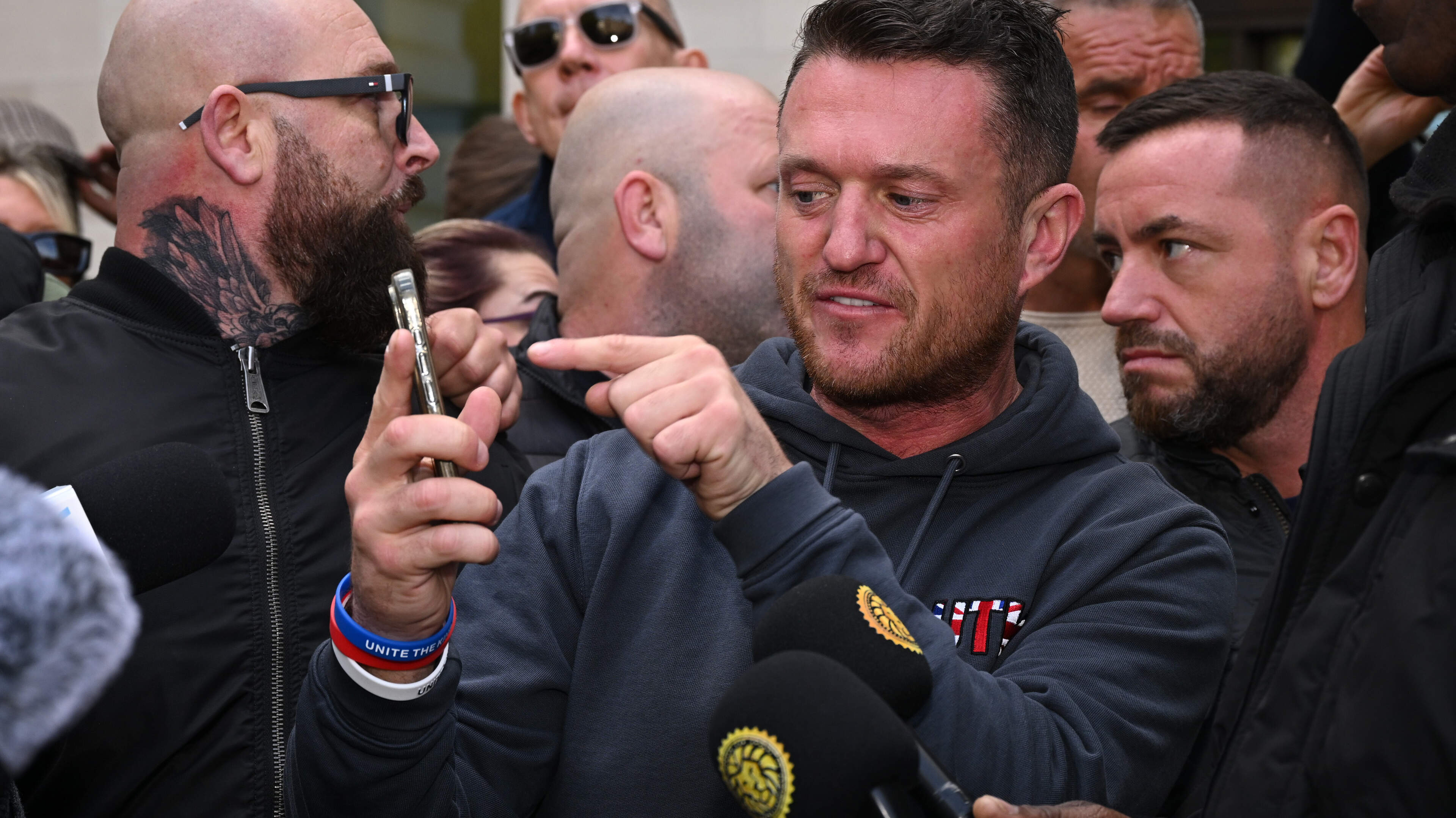 Extreemrechtse activist Tommy Robinson ontmoet vader van Mus