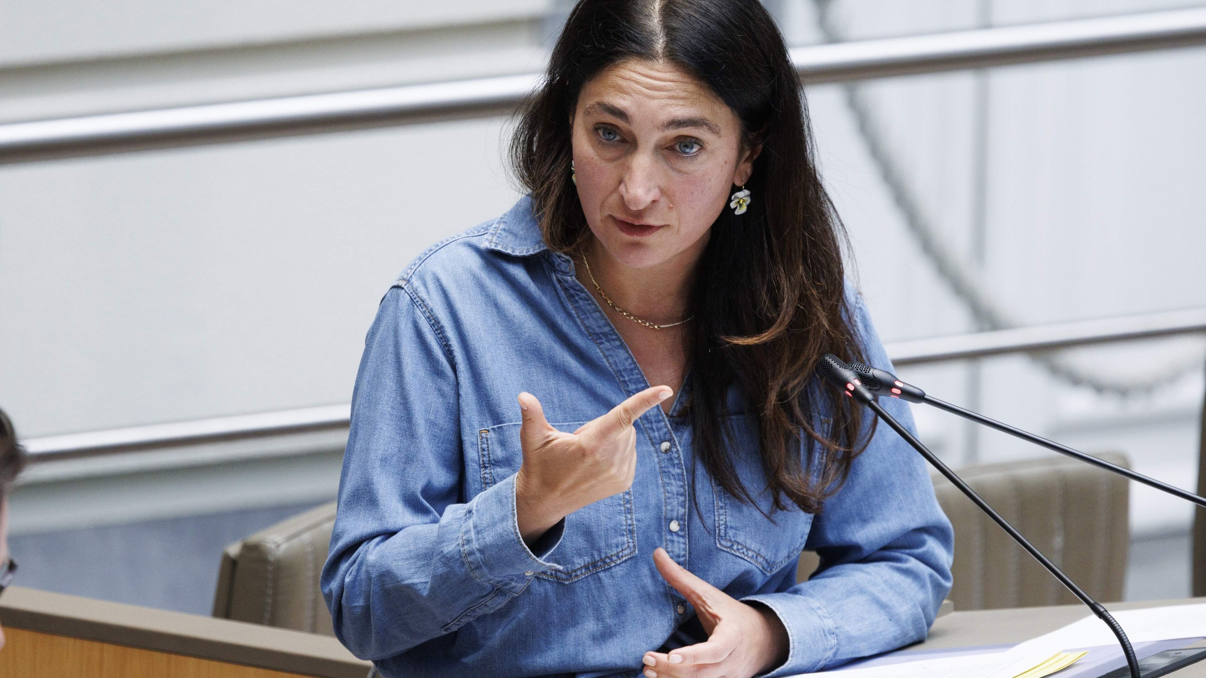 1.200 schooldirecteurs fluiten Demir terug: “Ze creëert een cultuur van wantrouwen”