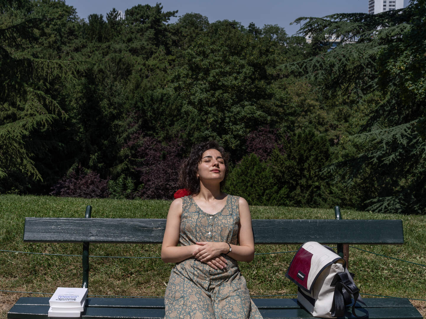 Safae el Khannousi, een Nederlandse schrijfster en de jongste winnaar ooit van de Libris Literatuurprijs, ligt te zonnen op een bankje in het Parc des Buttes-Chaumont, in het 19e arrondissement van Parijs.