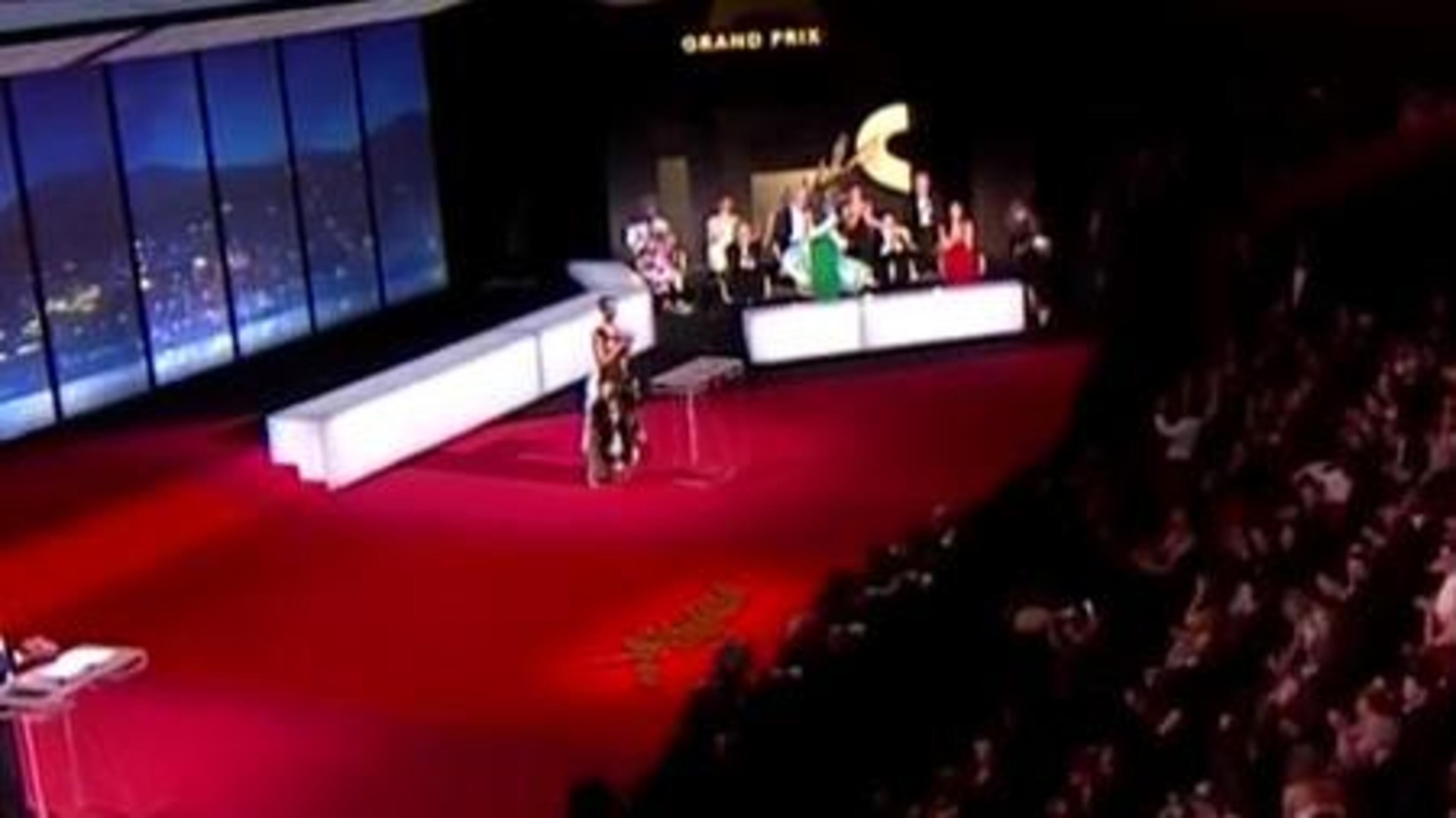 Russische filmmaker richt zich in Cannes tijdens dankwoord tot Poetin: “De hele wereld wil dat je een einde maakt aan dit bloedbad”