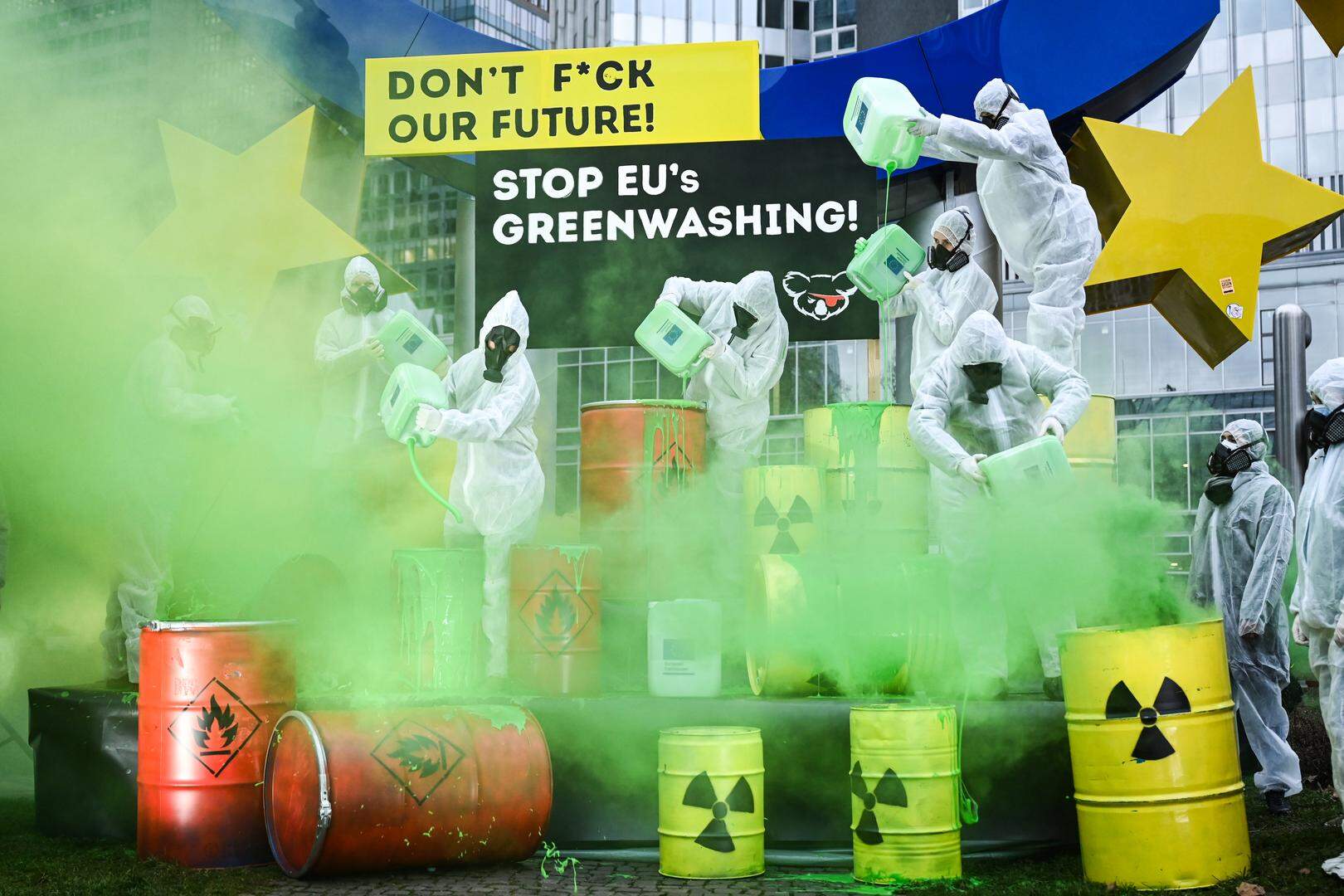 Demonstranten in Frankfurt voeren actie tegen greenwashing in de Europese energiesector (januari 2022).