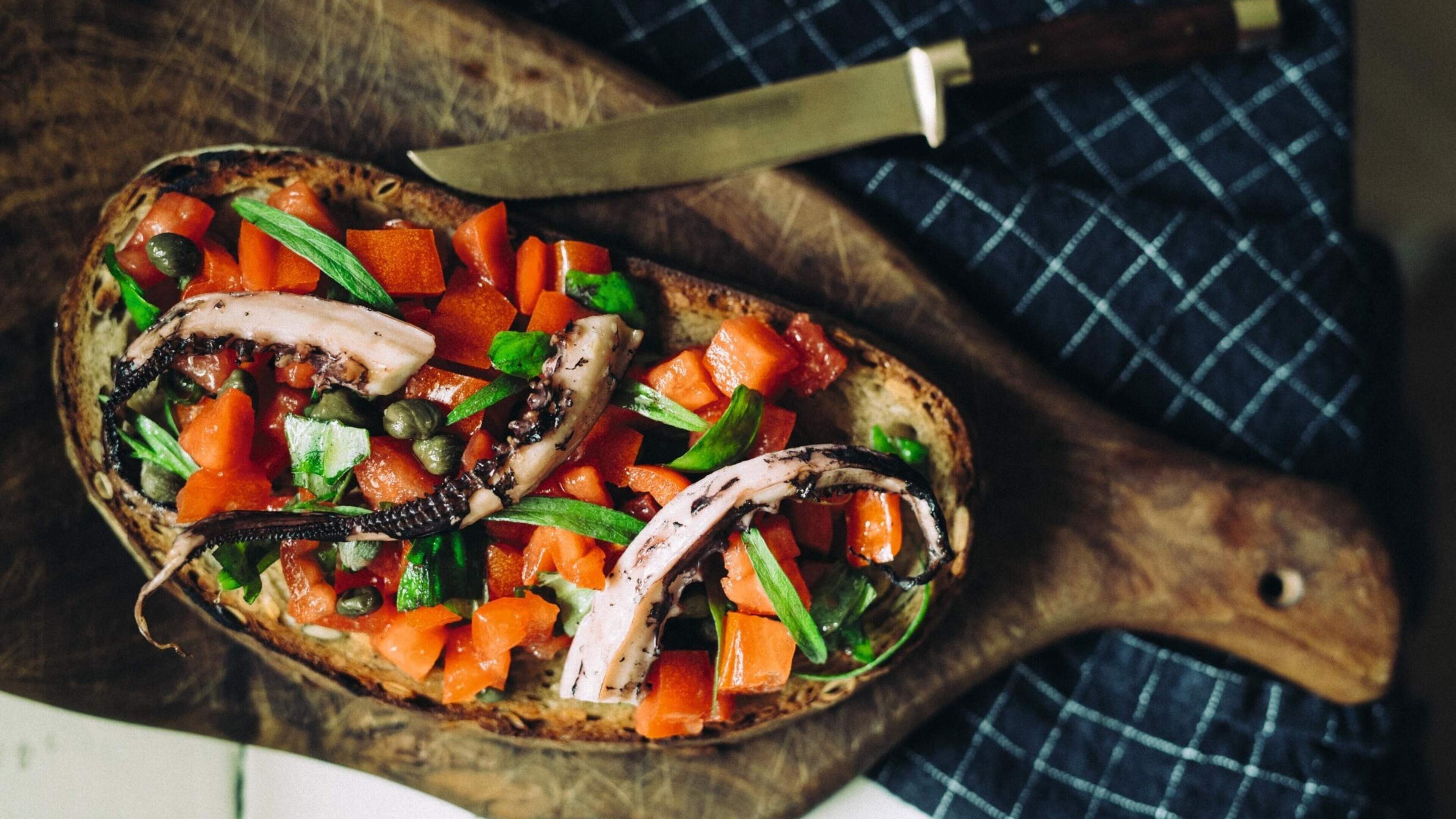 Boterham ‘bruschetta’ met inktvis