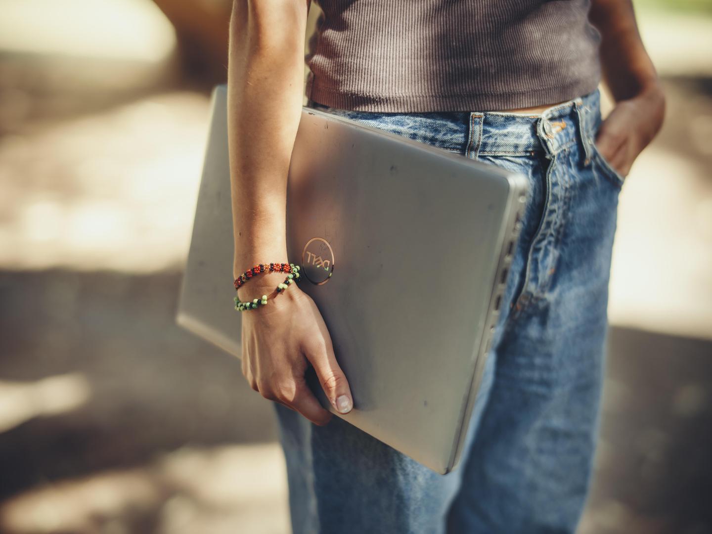 Brussel of Tenerife? Jorien (25) combineert haar baan bij de overheid met een leven als digitale nomade