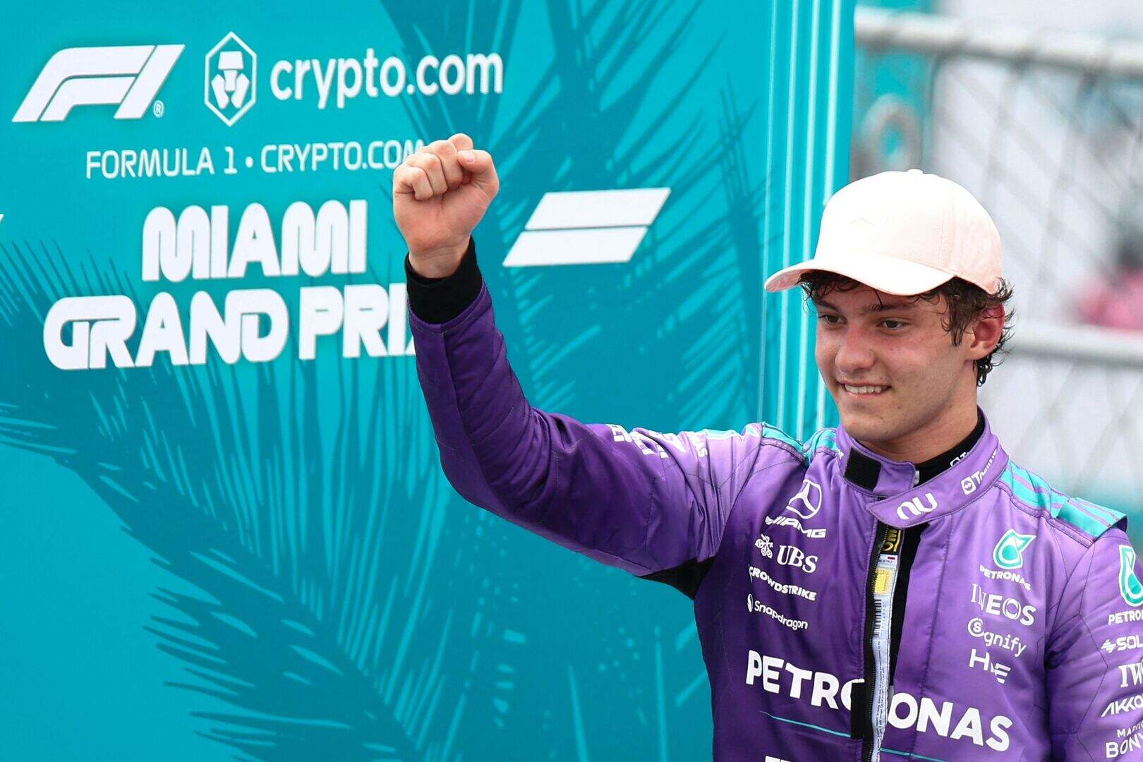 Kimi Antonelli wint race met vijf verschillende leiders, Max Verstappen  vijfde na spin in de start | De Standaard