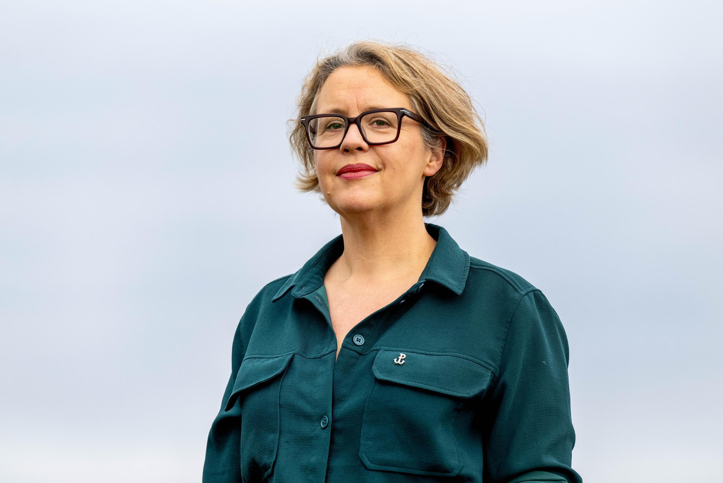 Evelien Rutten goot haar familiegeschiedenis in een boek én een podcast ...