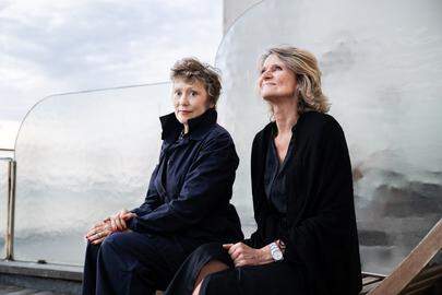 Sophie De Schaepdrijver (links) en Caroline de Gruyter.