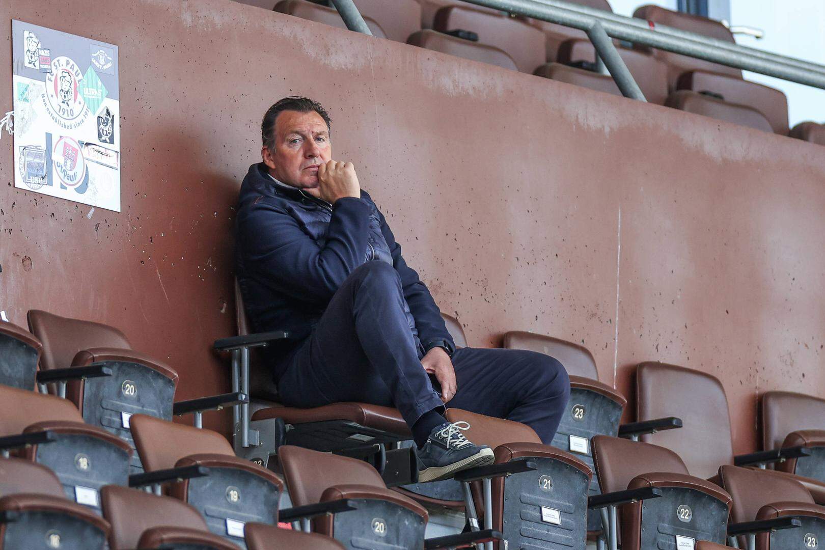 07.05.2024, Fussball, Saison 2023/2024, 2. Bundesliga, 32. Spieltag, VfL Osnabrück - FC Schalke 04, Sportdirektor Marc Wilmots FC Schalke 04 Hamburg Stadion am Millerntor Hamburg Deutschland xRHR-FOTO/TRx *** 07 05 2024, Football, Season 2023 2024, 2 Bundesliga, Matchday 32, VfL Osnabrück FC Schalke 04, Sports Director Marc Wilmots FC Schalke 04 Hamburg Stadion am Millerntor Hamburg Germany xRHR PHOTO TRx Copyright: TimxRehbein/RHR-FOTOx RHR-FOTO/TR