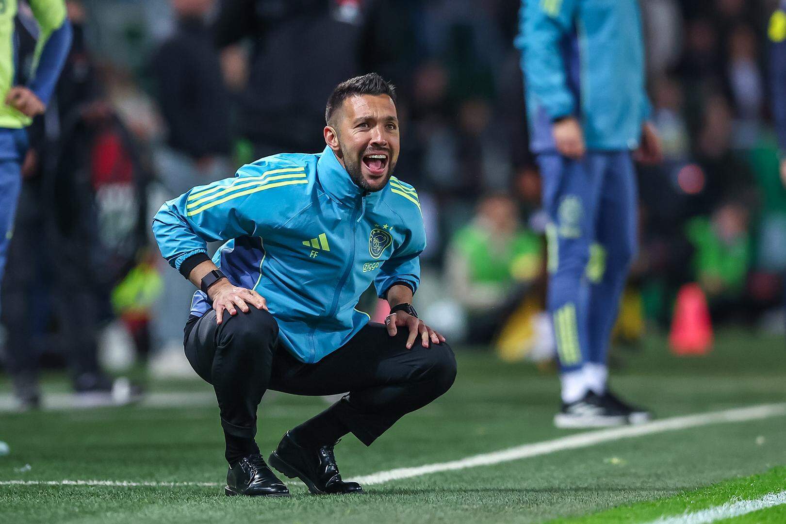 Tegen Groningen zag Ajax-coach Francesco Farioli er niet uit: kekke, glanzende schoenen, een zwarte, geklede broek, en dan dat afschuwelijke jack.