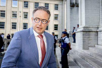 Premier Bart De Wever (N-VA) komt aan voor de Te Deum-misviering in de Sint-Michiels- en Sint-Goedelekathedraal in Brussel voor de Nationale Feestdag, op de dag waarop hij zijn zomerakkoord heeft voorgesteld.