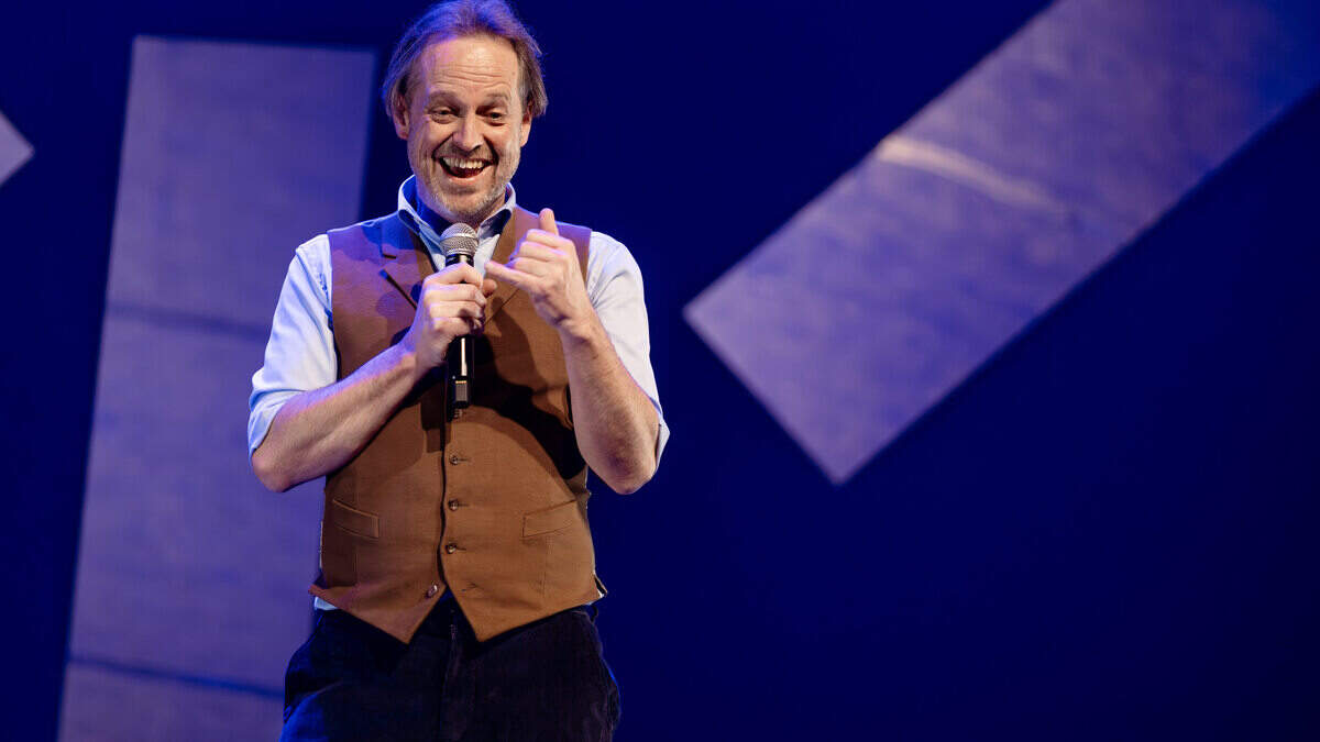 Comedian Bas Birker lacht met domme mensen, maar zijn zelfanalyse ...