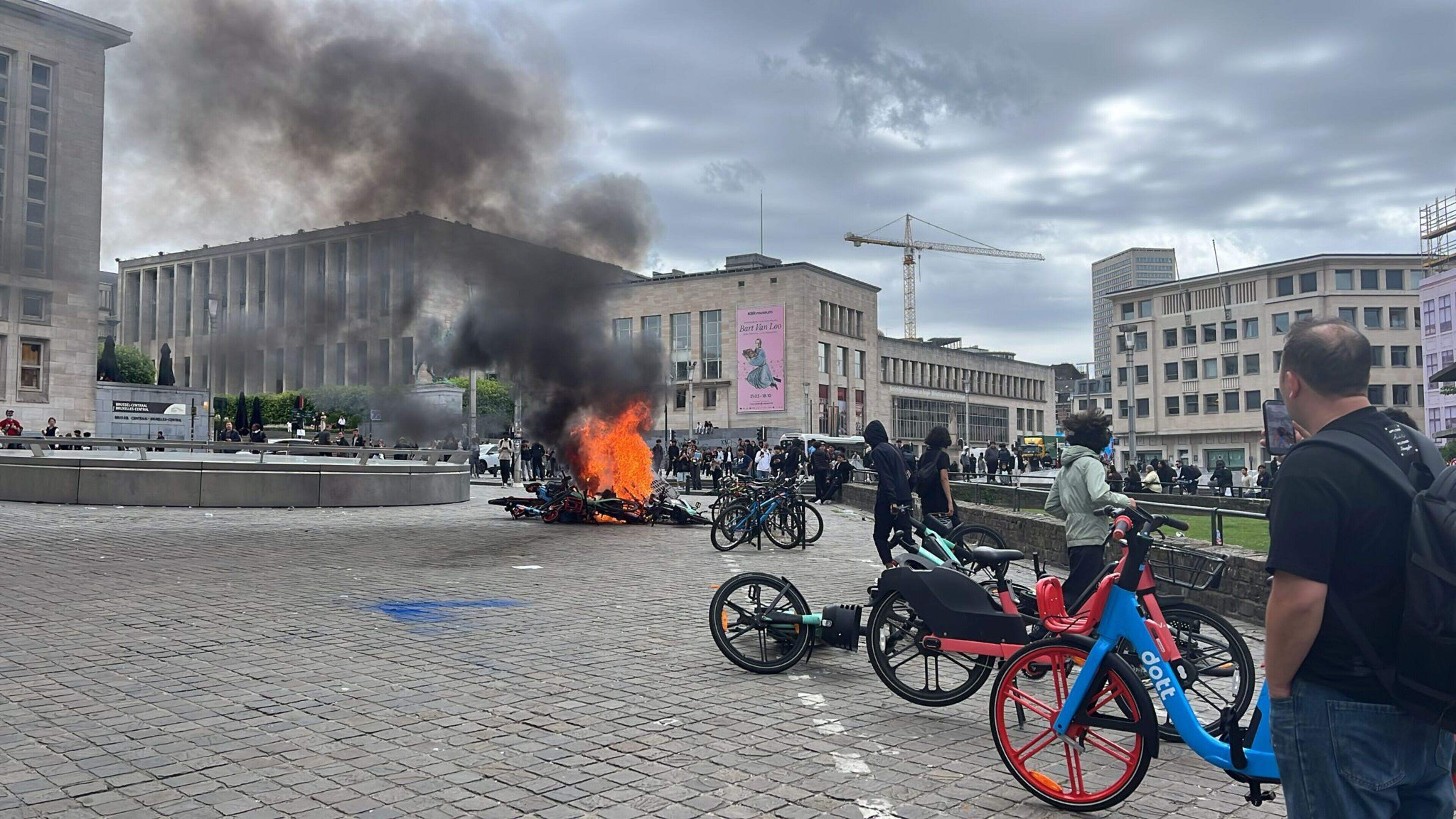Opnieuw brandjes en voetzoekers bij jongerenprotest in Bruss