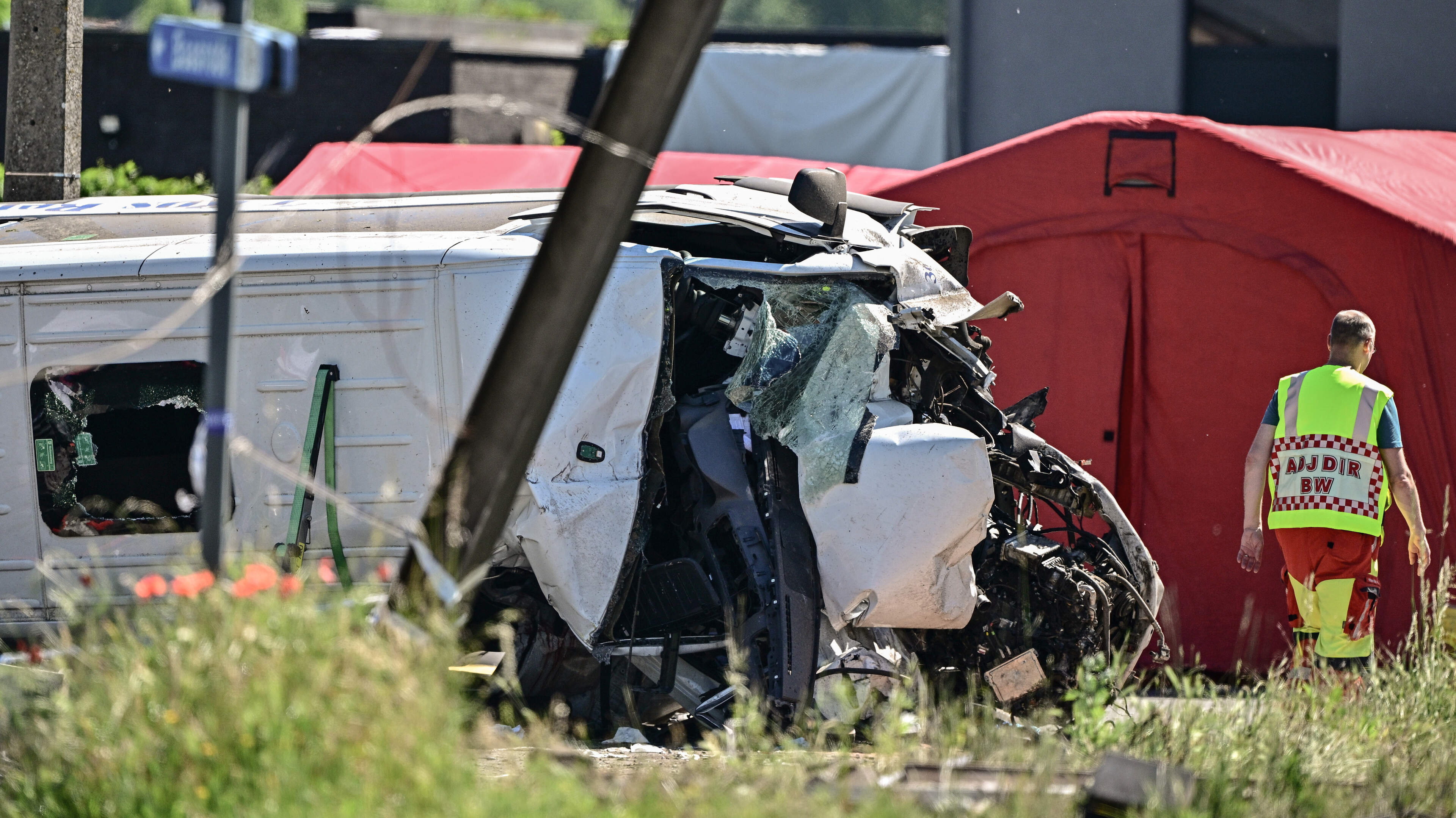Vier doden bij ongeval met schoolbus in Buggenhout, onder wie twee kinderen van 12 en 15 jaar oud: “De tol is bijzonder zwaar”