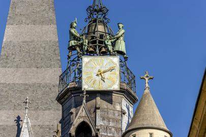In Dijon staat een hele familie hoog boven op de klokken te slaan.