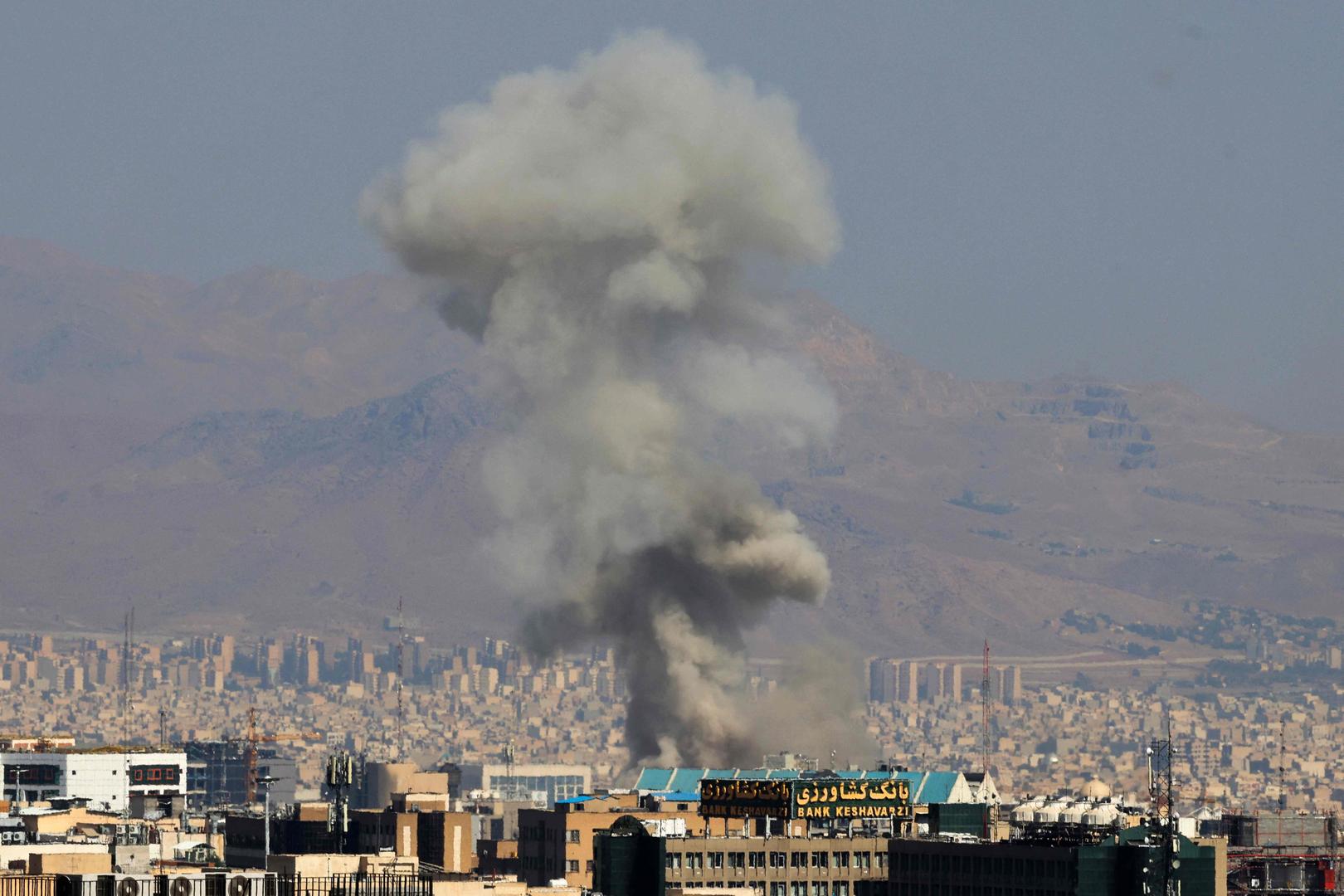 Rook stijgt op na een Israëlische aanval op het centrum van Teheran.