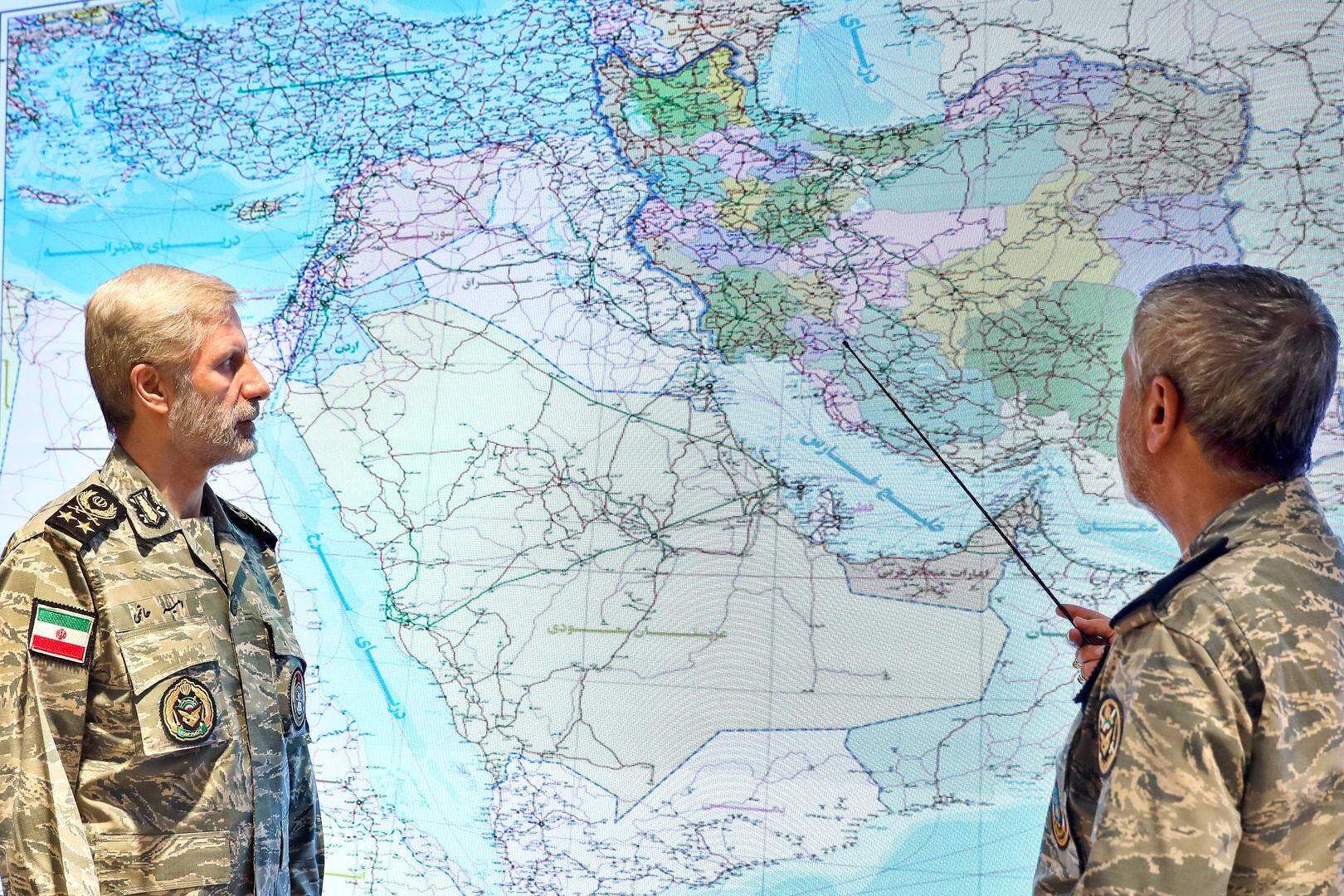 Het Iraanse leger verspreidde een foto van bevelhebber Amir Hatami (l.) tijdens een meeting in de ‘war room’, op een onbekende plek. 