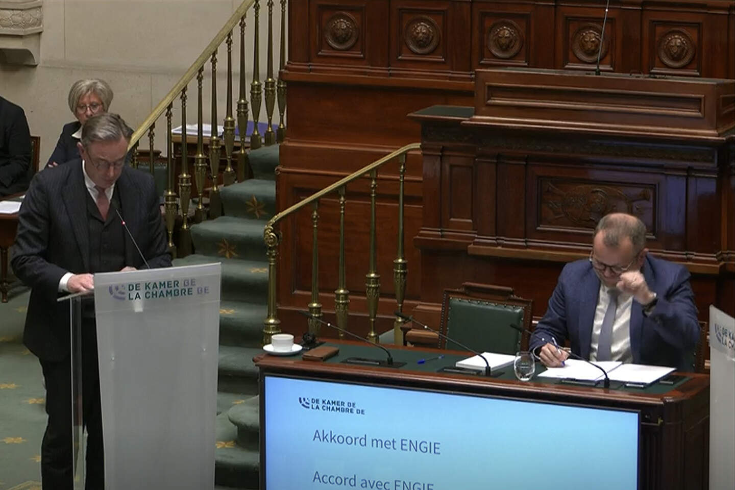 De liberale Bihet stak bij de knipoog van De Wever, naar de ‘kameraden’ bij de PVDA, een linkse gebalde vuist in de lucht.