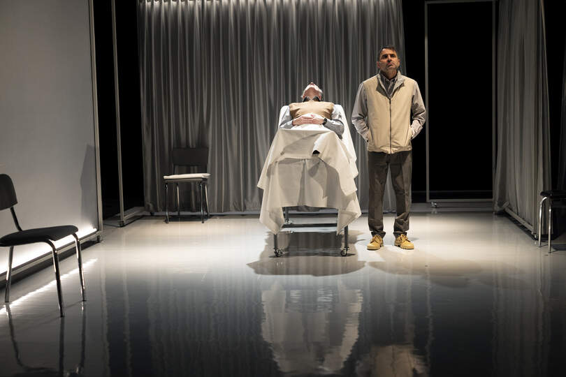 Lucas Van den Eynde speelt voor dood in begrafenisklucht ‘Tot de dood