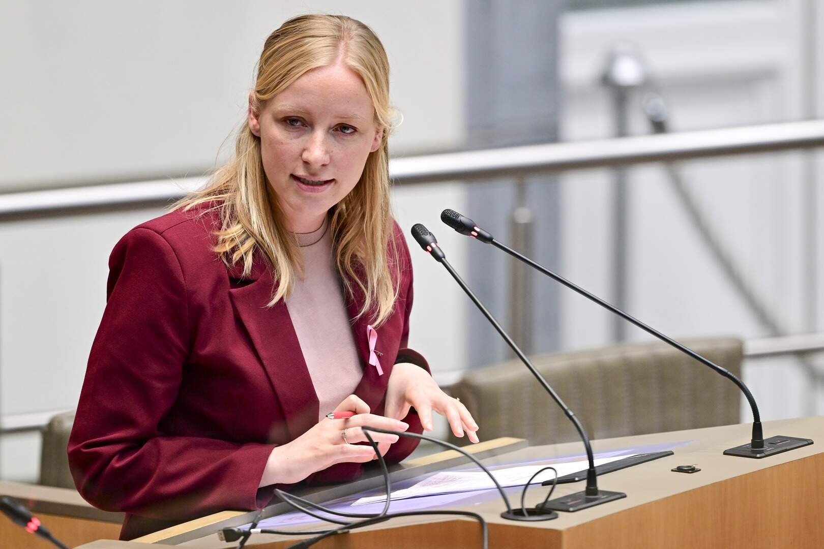 Minister Depraetere is zwanger: “Nooit zo uitgekeken naar de lente” | De  Standaard