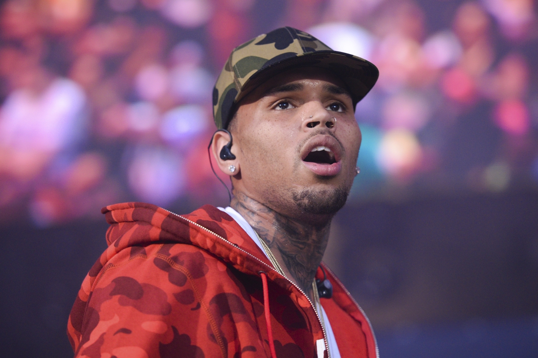 Amerikaanse rapper Chris Brown opgepakt na klacht over verkrachting ...