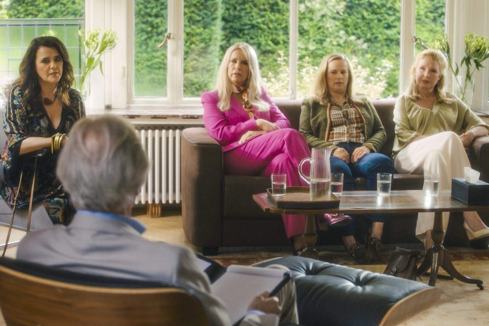 ‘Gooische vrouwen’, met Susan Visser (Anouk), Linda de Mol (Cheryl), Lies Visschedijk (Roelien) en Tjitske Reidinga (Claire).