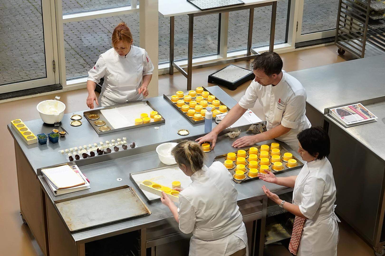 Nederland Zaandam - 2019. Het Bakery Institute in de oude Verkadefabriek.  Het Bakery Institute is een opleiding voor iedereen die zich wil ontwikkelen in het bakkersvak. Je kunt bij het Bakery Institute terecht voor programma’s voor mensen met weinig tot geen voorkennis en vaktechnische weekcursussen voor professionals. Ook kun je je  laten omscholen tot volleerd brood- of banketbakker. In de lessen wordt gewerkt met authentieke, lange (desem)processen en worden de basiskennis en -technieken van het vak van patissier en boulanger aangeleerd.      Foto ANP / Hollandse Hoogte / Berlinda van Dam