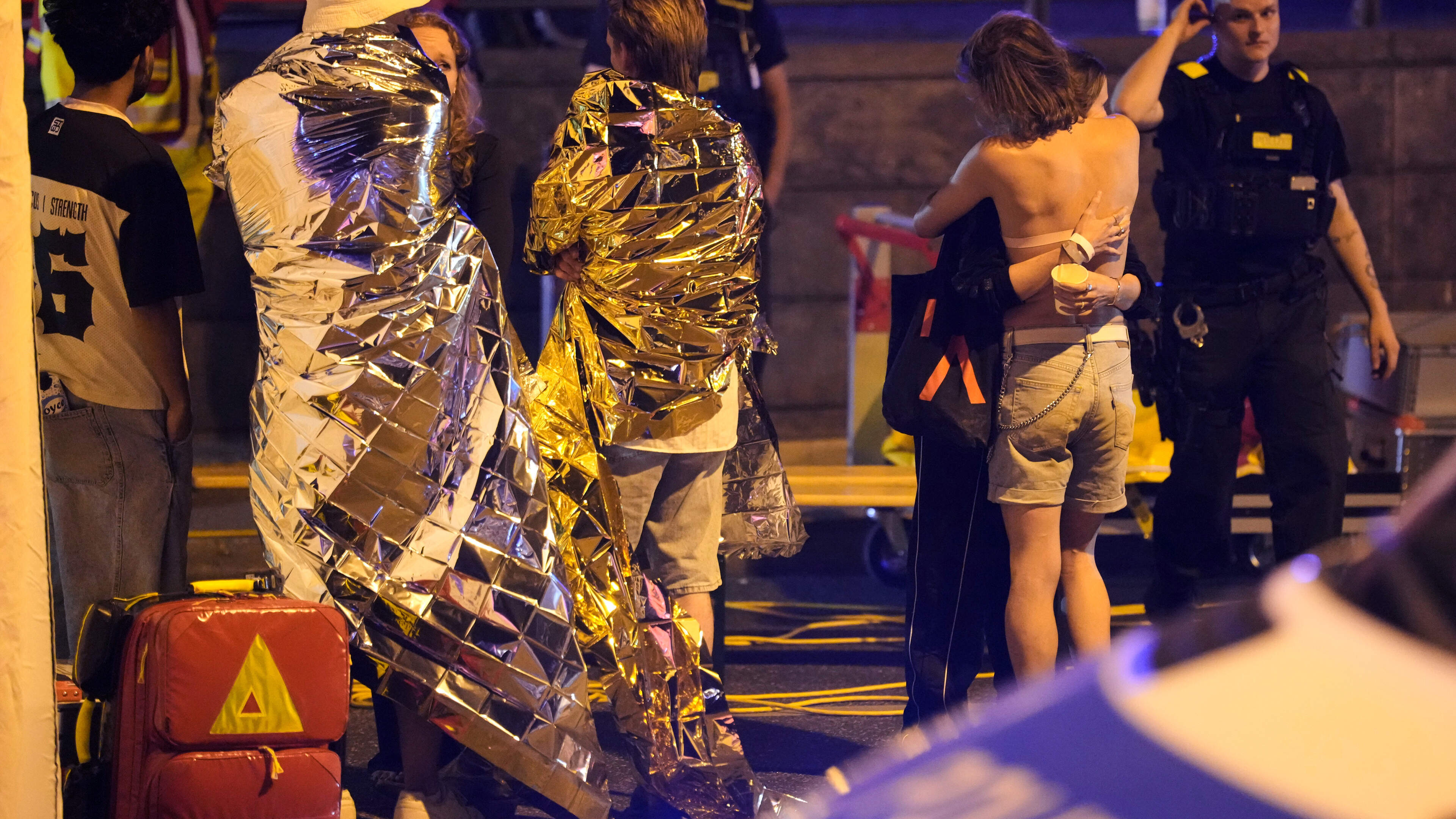 Eén dode en minstens 16 gewonden door auto die inrijdt op mensenmassa voor Berlijnse Pride; politie op zoek naar 21-jarige verdachte