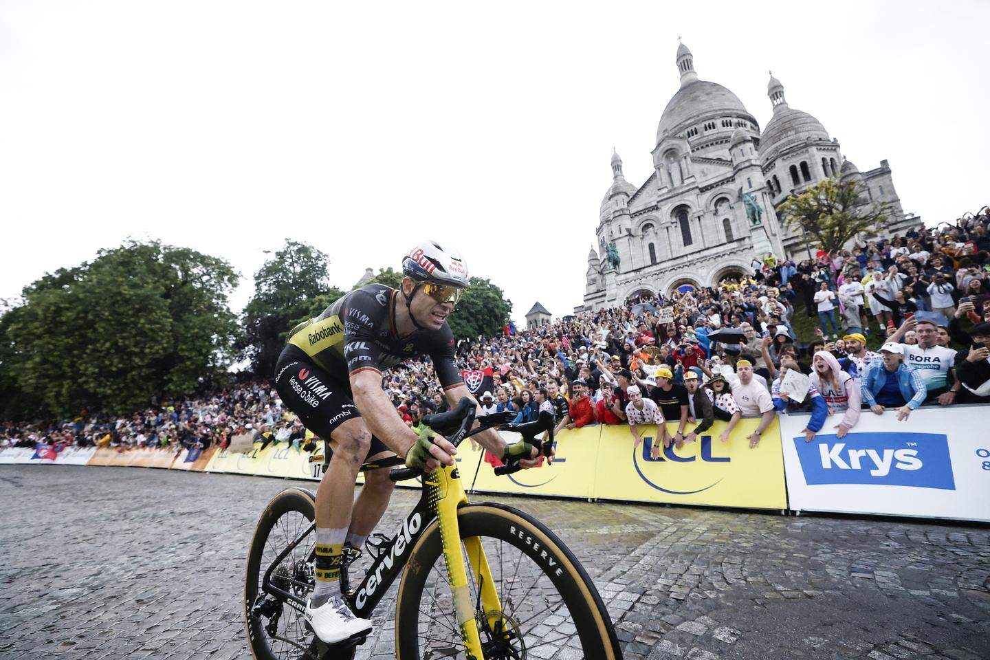 Van Aert reed op Montmartre iedereen uit het wiel.