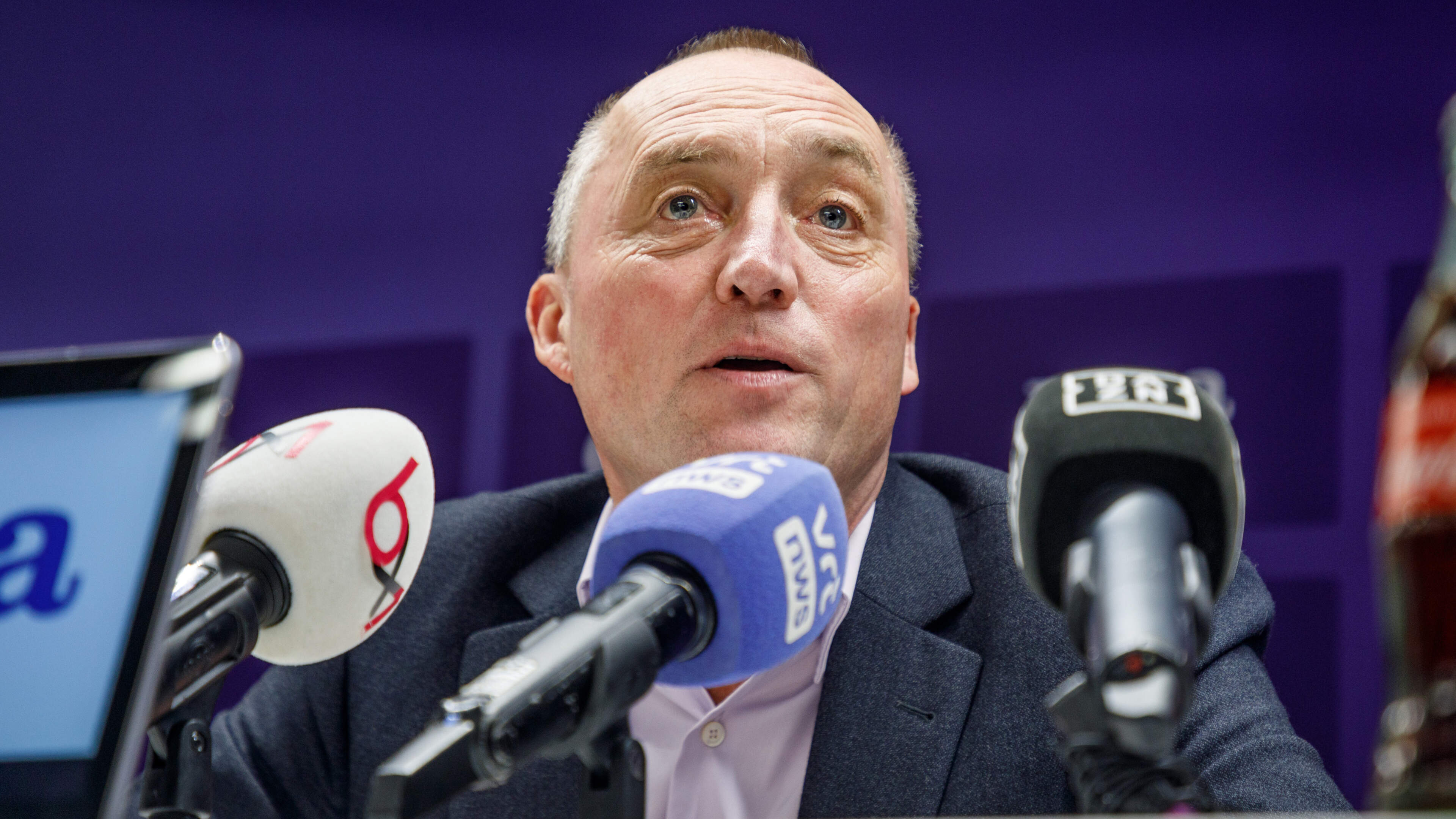 Groep rond Wouter Vandenhaute koopt voetbalclub Antwerp voor 20 miljoen van Paul Gheysens
