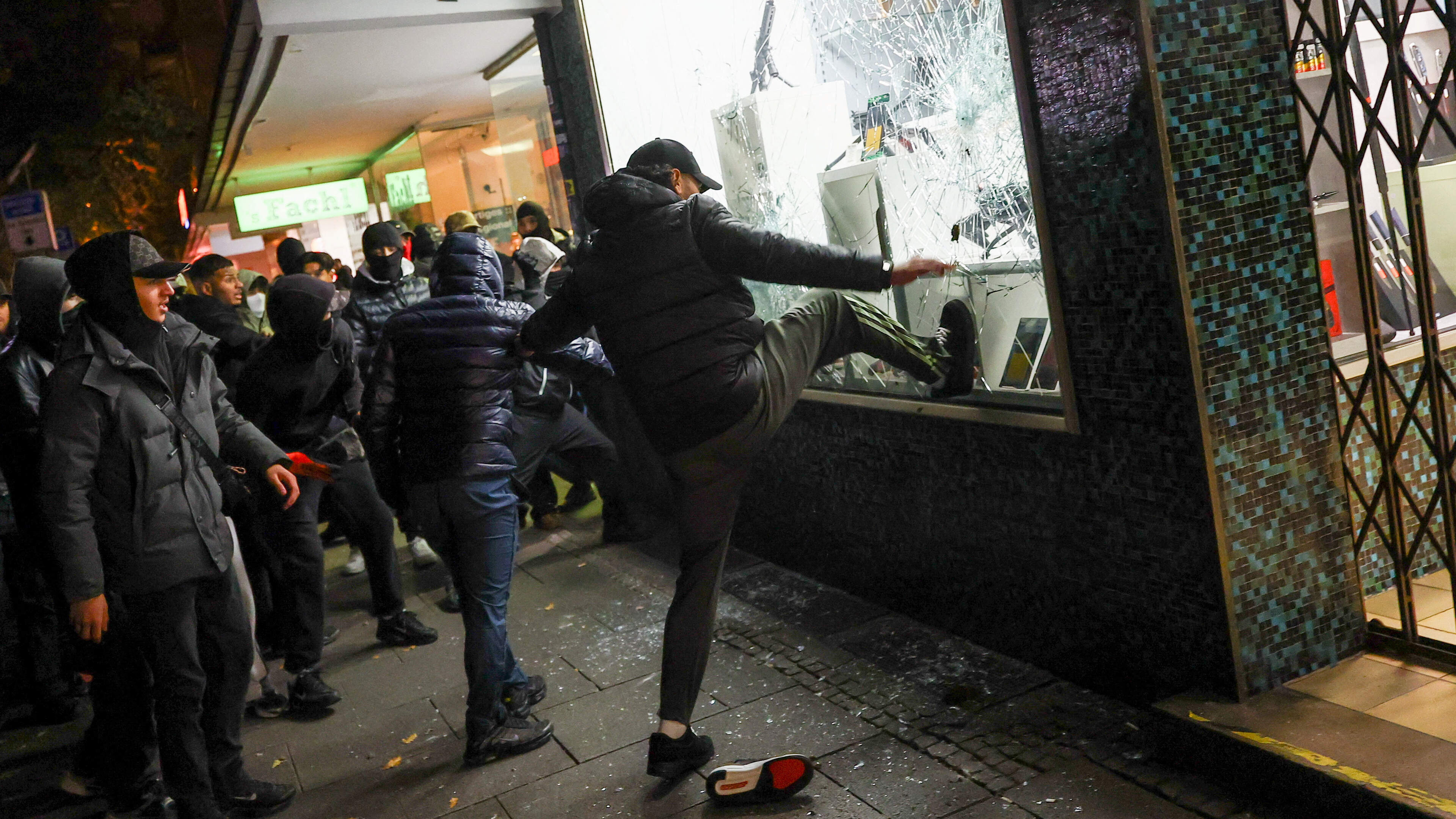 Foto bij: Plunderingen in Frankfurt, Fransen weer massaal op straat, Nederlandse politie arresteert jongeren in Den Haag