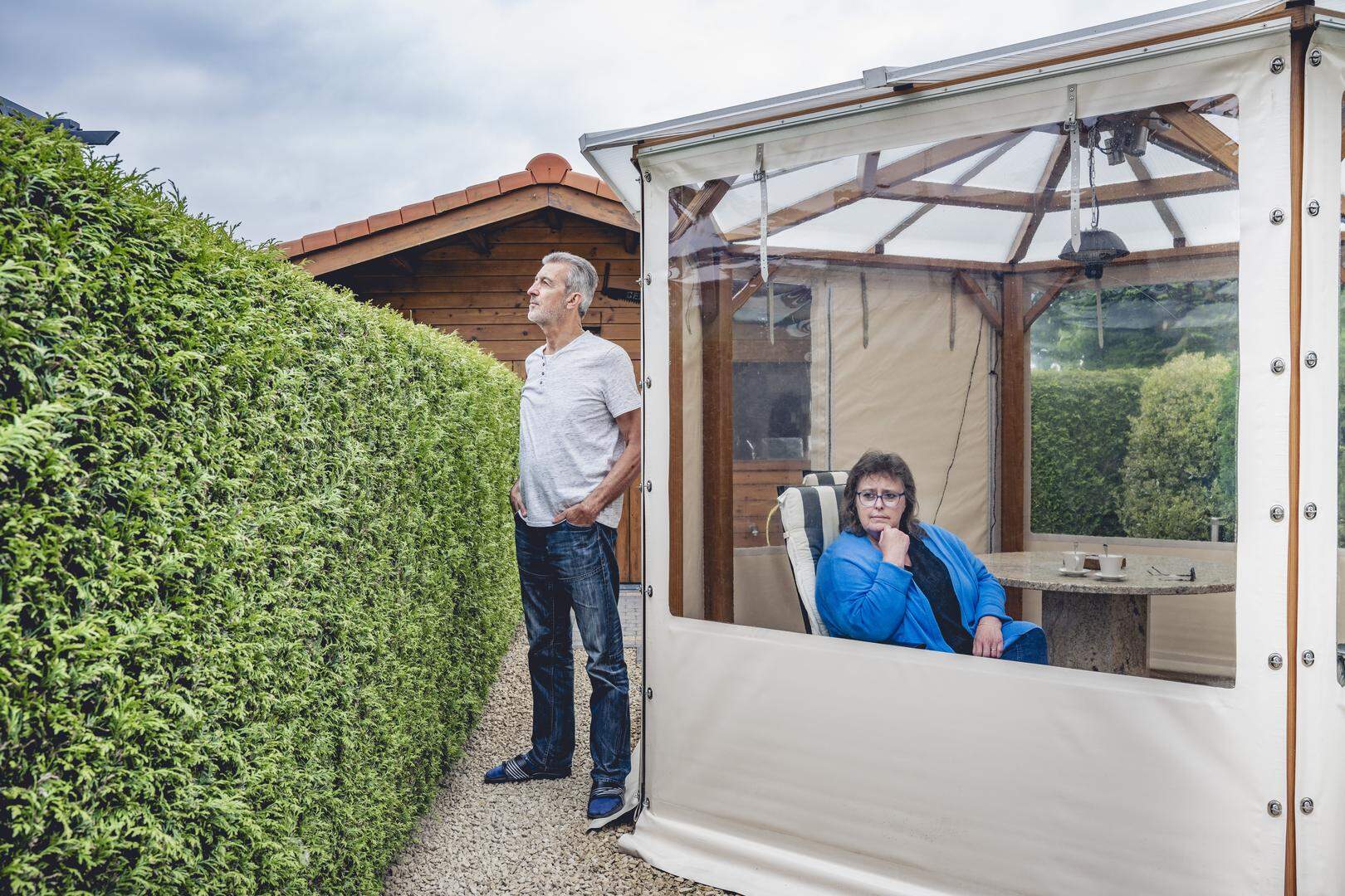 Franky Verbeeck met zijn echtgenote in hun tuin. 