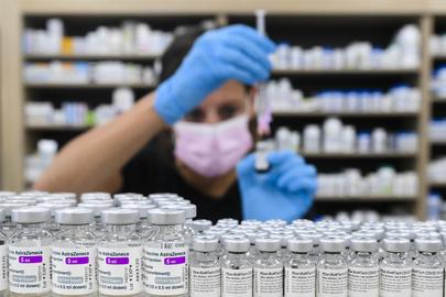 Vaccins van AstraZeneca en Pfizer-BioNTech.