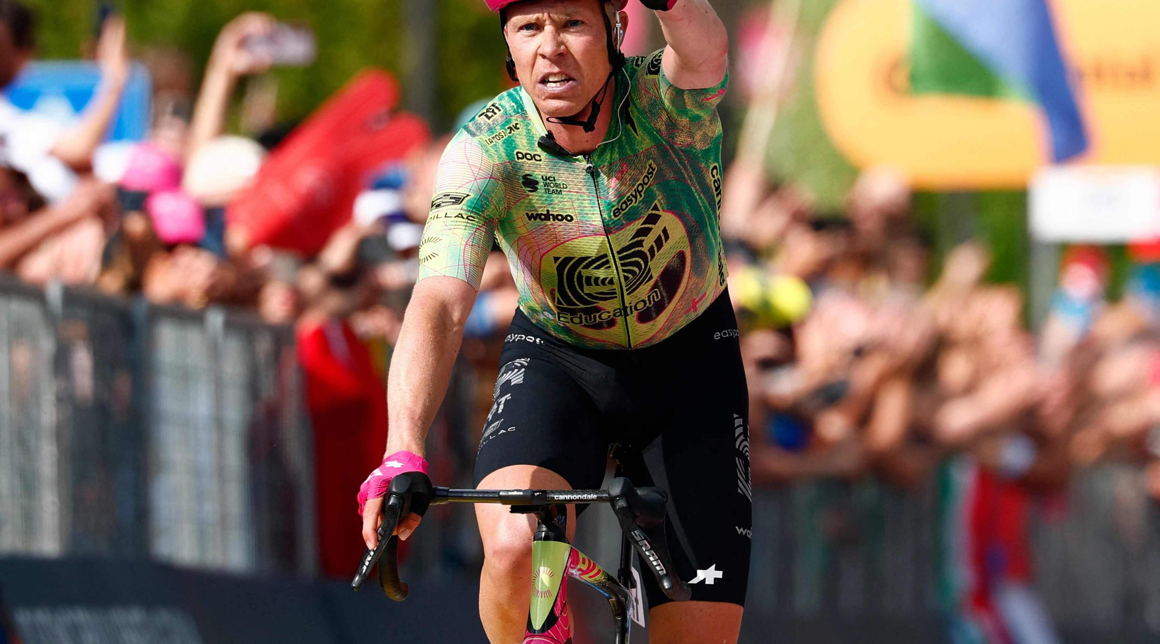Herboren Michael Valgren wint vluchtersrit in Giro na late uitval