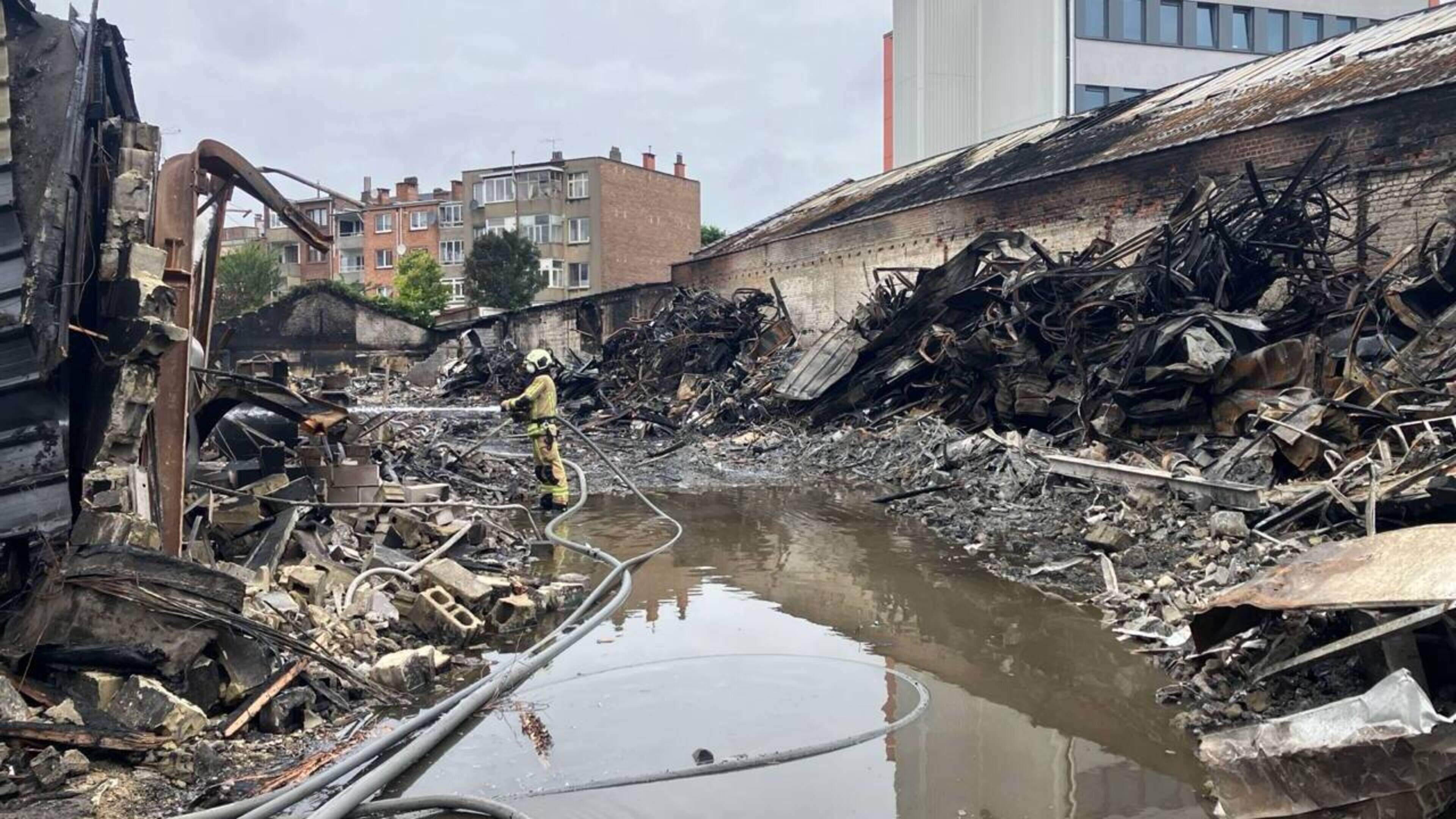 Meerdere lichamen gevonden onder puin na grote brand in Ande