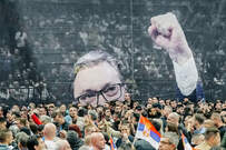 Een afbeelding van president Aleksandar Vucic op een betoging van SNS-aanhangers. 