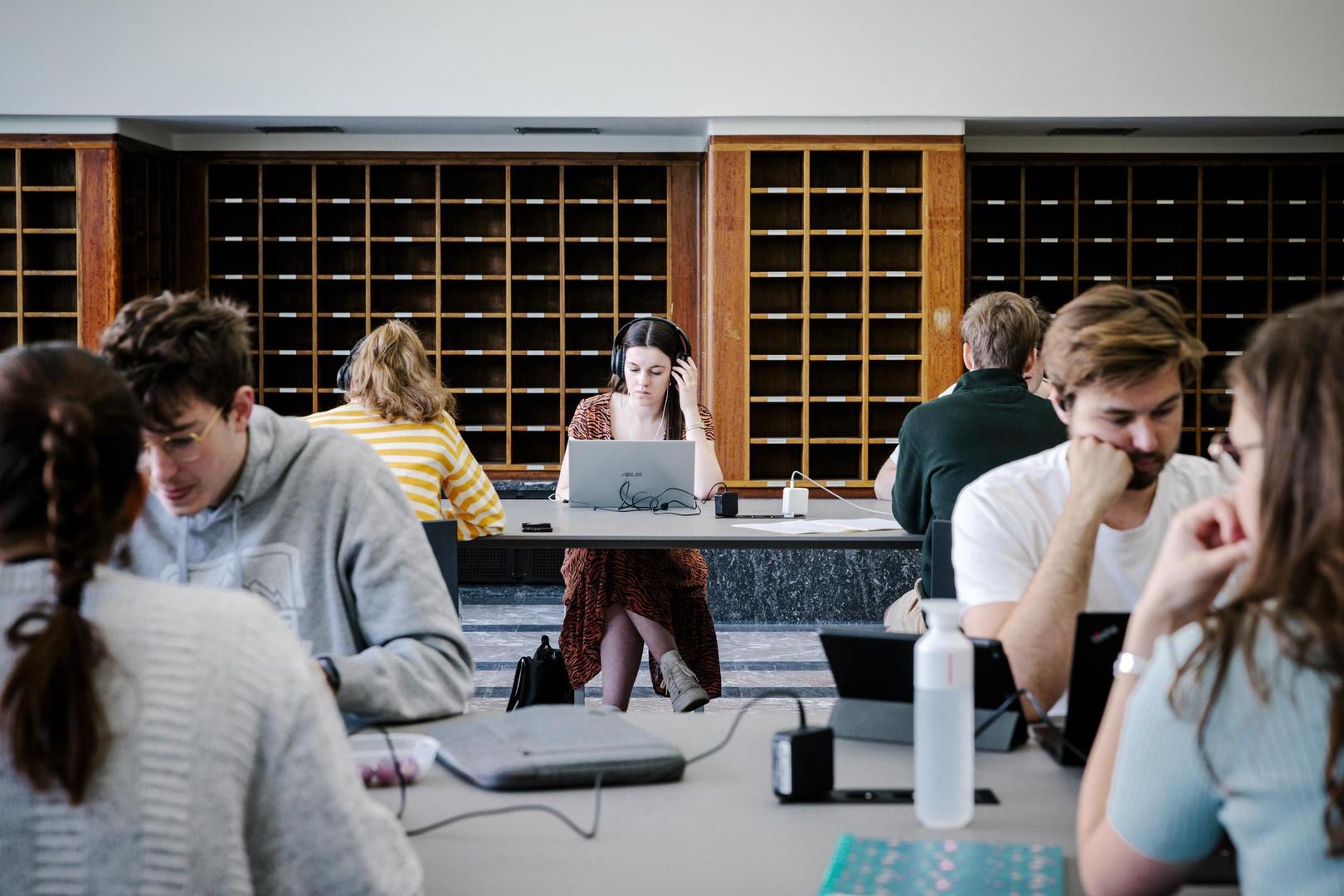 Studeren in de Boekentoren in Gent: wie wordt afgeleid door medestudenten, studeert beter elders.