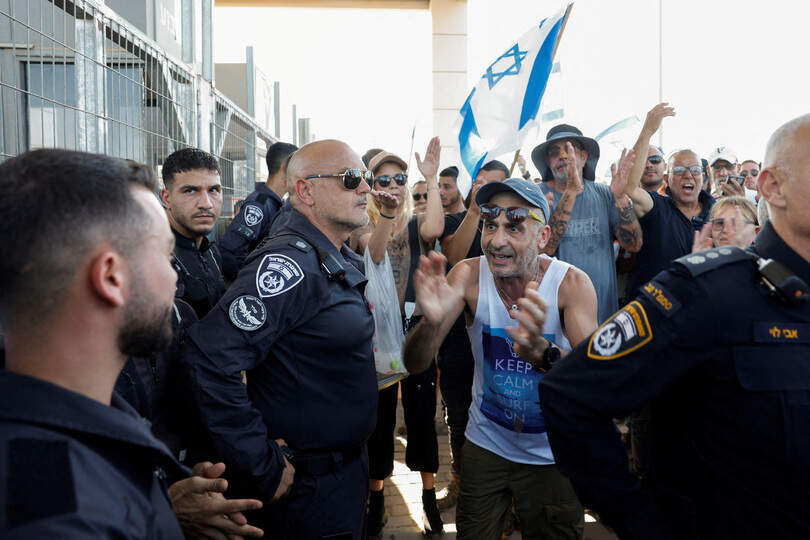 FILE PHOTO: Right-wingh protesters gather outside Sde Teiman detention facility after some of them broke in, after Israeli military police arrived at the site as part of an investigation into the suspected abuse of a Palestinian detainee, near Beersheba, in southern Israel, July 29, 2024. REUTERS/Amir Cohen/File Photo