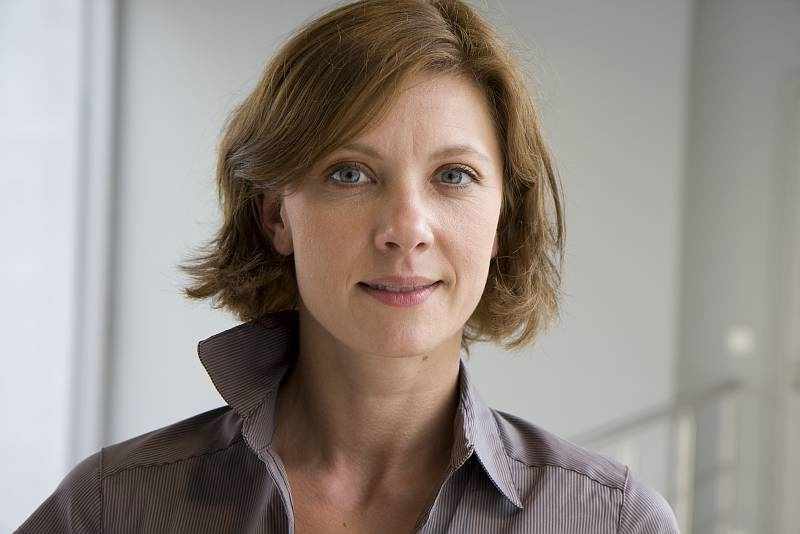 Actrice Sandrine André gaat trouwen | De Standaard