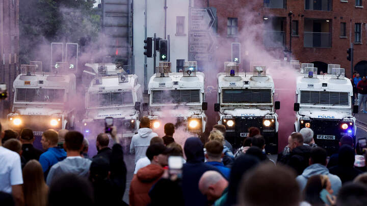 Rellen Voor derde nacht op rij racistische rellen in Noord-Ierland: waar komt ...