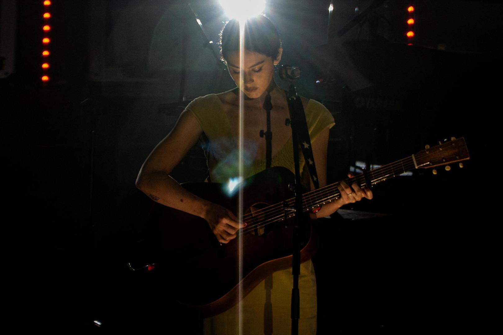 Gracie Abrams tijdens een recent concert in New York. In Vorst Nationaal waren geen fotografen toegelaten. 