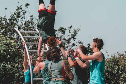 Ladderacrobatie in ‘Beyond’ van Circumstances.